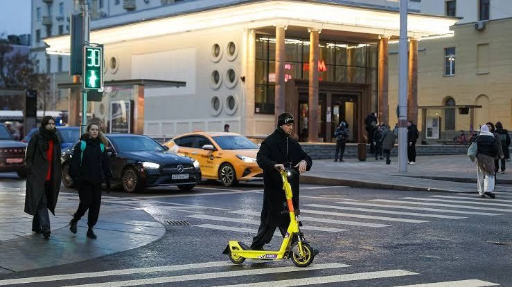 🛴 В Дептрансе Москвы подтвердили: сезон аренды электросамокатов официально завершается. Продлевать 