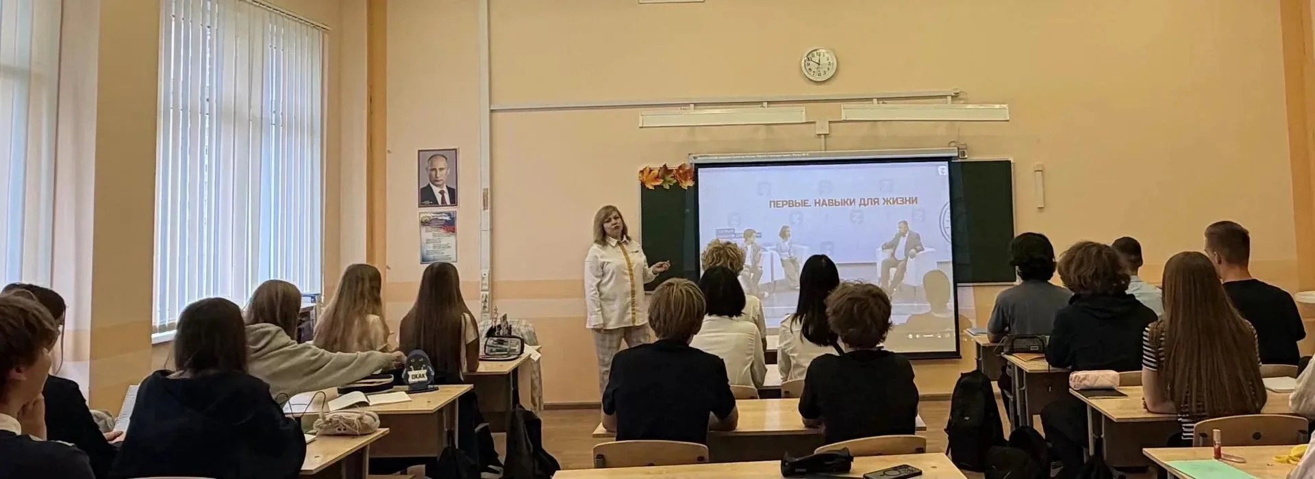 Учащиеся школы совместно с советником директора по воспитанию и взаимодействию с детски...