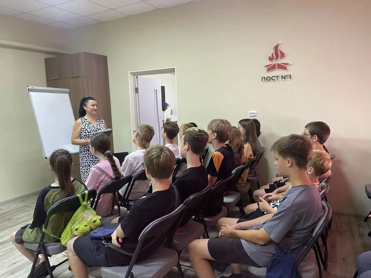 Школьники из станицы Полтавской обсудили со специалистом молодёжного центра «Ритм» Тать...