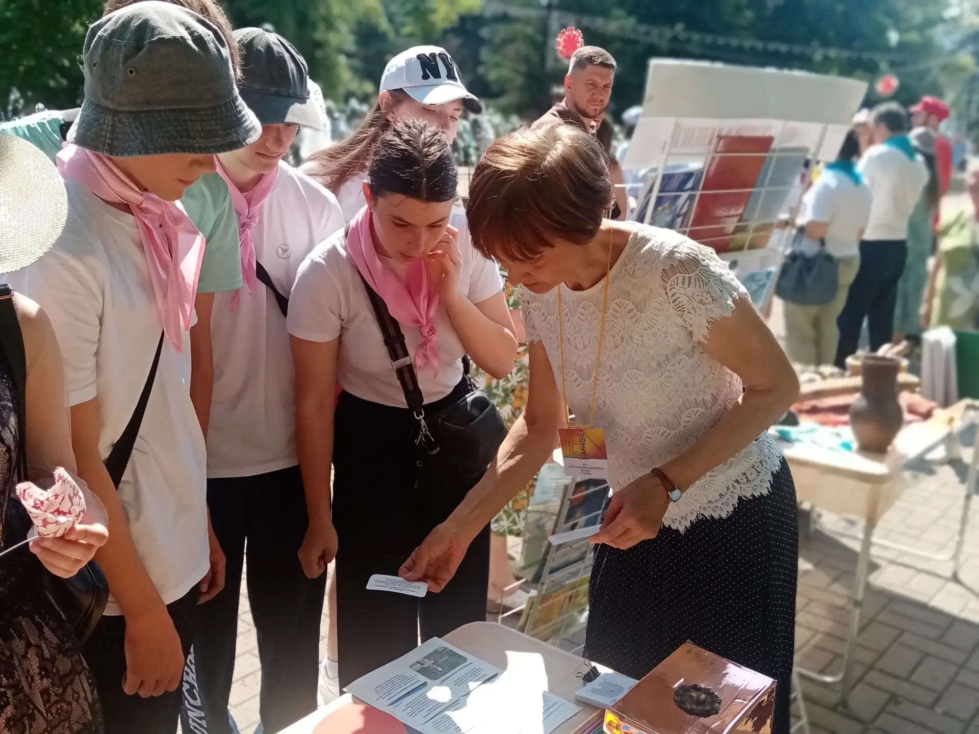 В День России и День города в сквере им. В.С. Петрова сотрудники библиотеки им. Н.А. Некрасова приня
