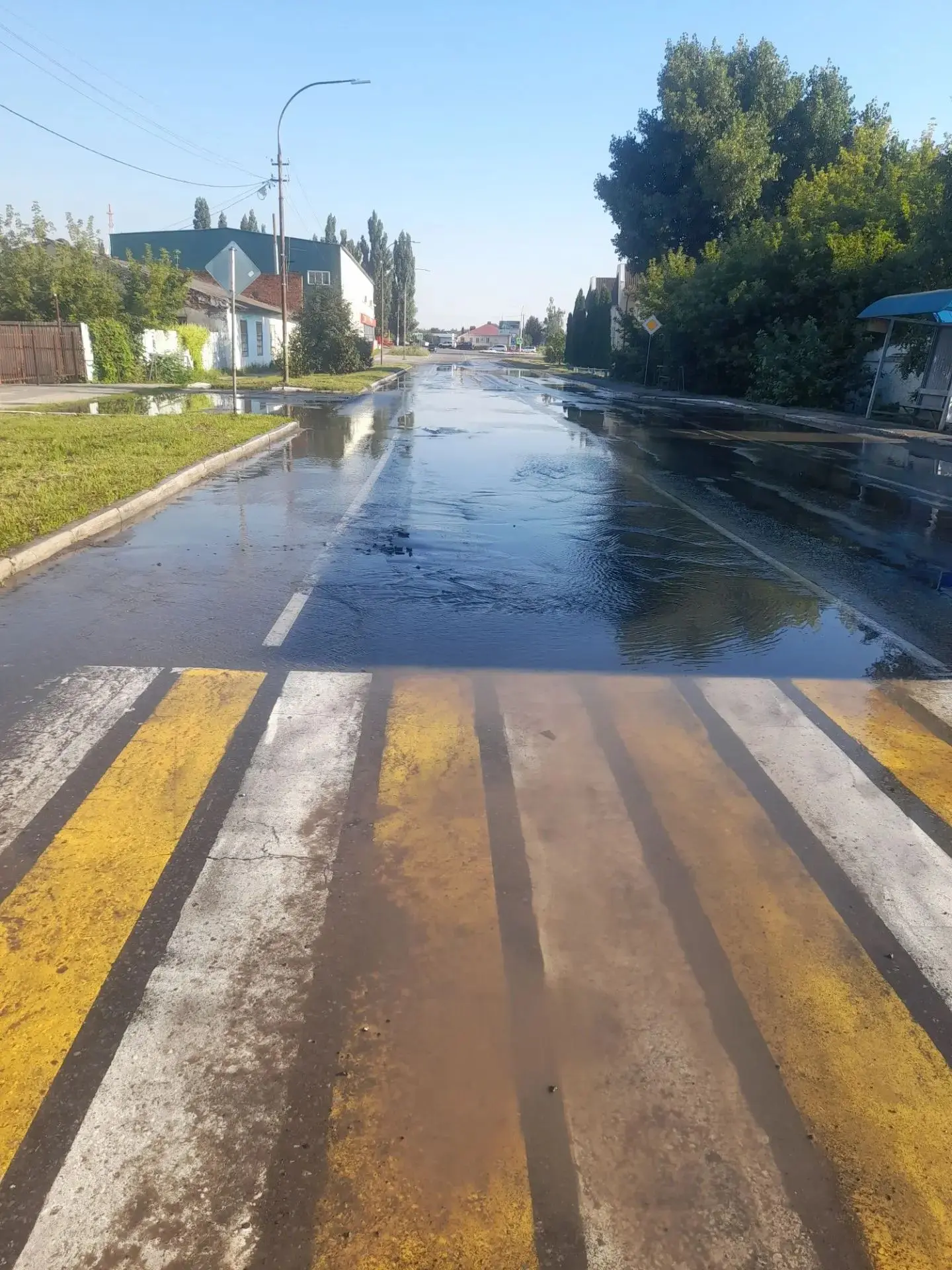 В минувшие выходные специалисты МУП "Усманский водоканал" устраняли порыв на водоводе Д...