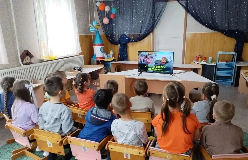 В рамках детского месячника "Уступи дорогу поездам!", направленного на формирование у н...