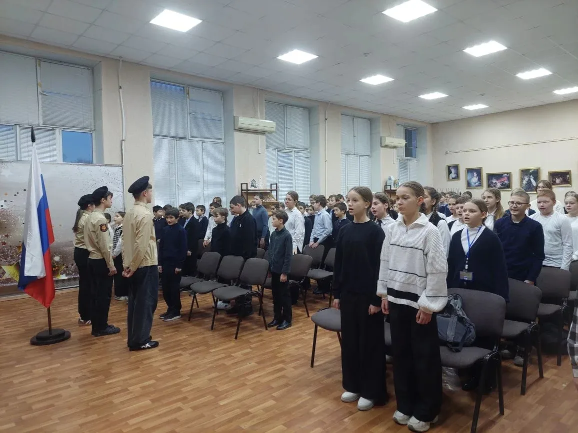 РАЗГОВОРЫ О ВАЖНОМ  Утро понедельника в школе традиционно началось с торжественной линейки, церемони