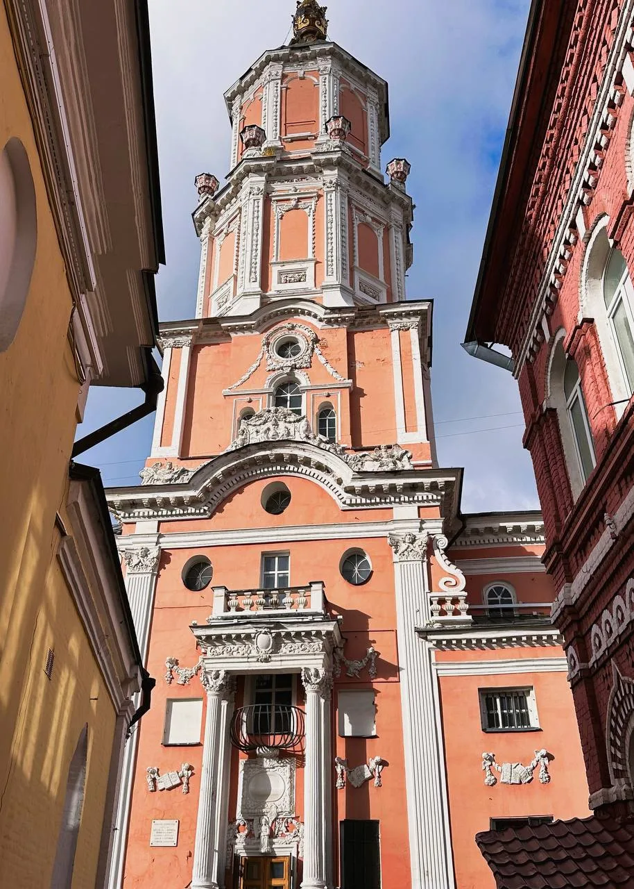 Храм Архангела Гавриила, больше известный как️ Меньшикова башня
#Москва

Меньшиковой башней названа 