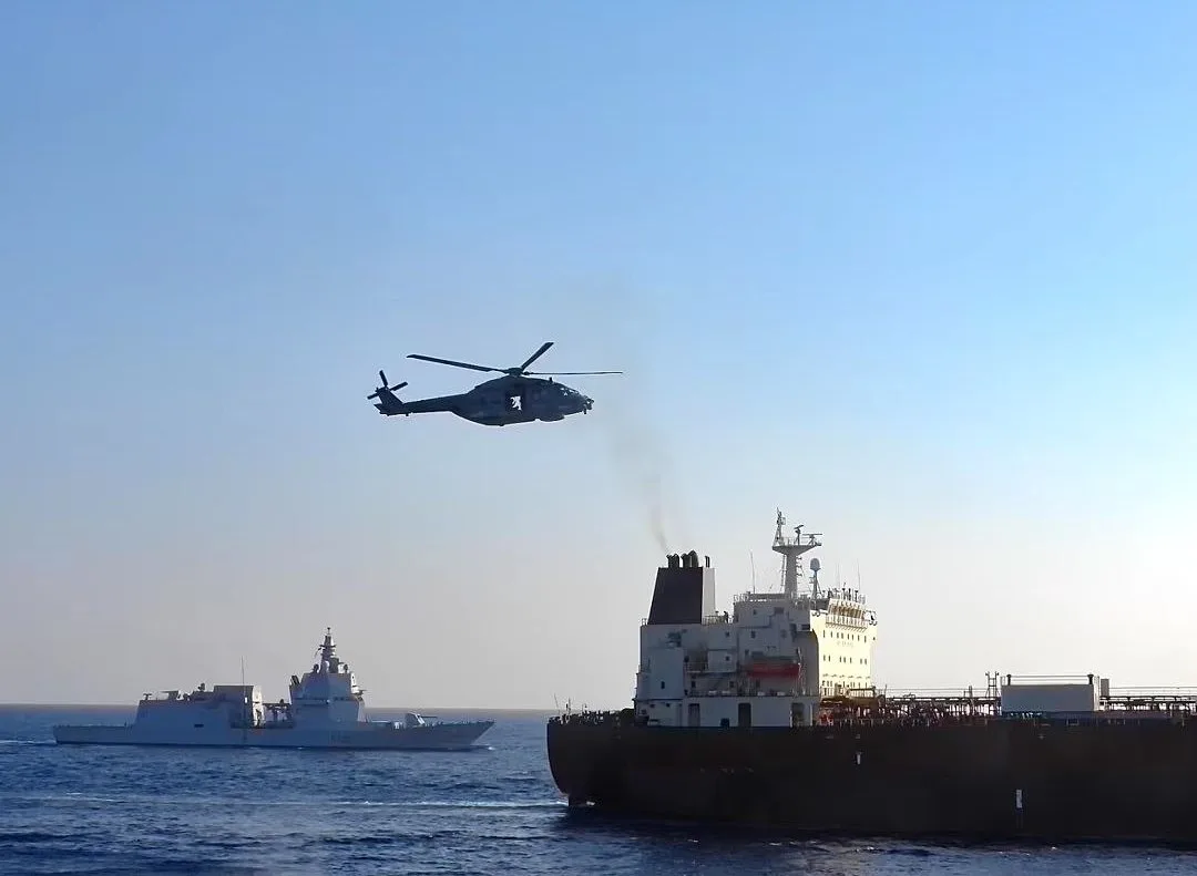 ВМС Италии при помощи польского патрульного самолета и греческого корабля взяли на абор...