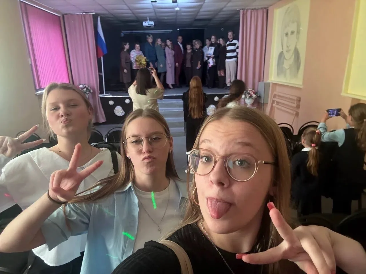 8 дней до приказа!

📸 Когда думаешь, что делаешь самое крутое селфи… а на заднем плане учителя гото