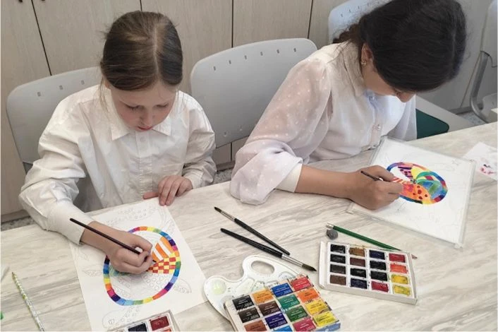 🎨 Открыта запись в кружок ИЗО «Палитра мира» для детей 7–11 лет!
