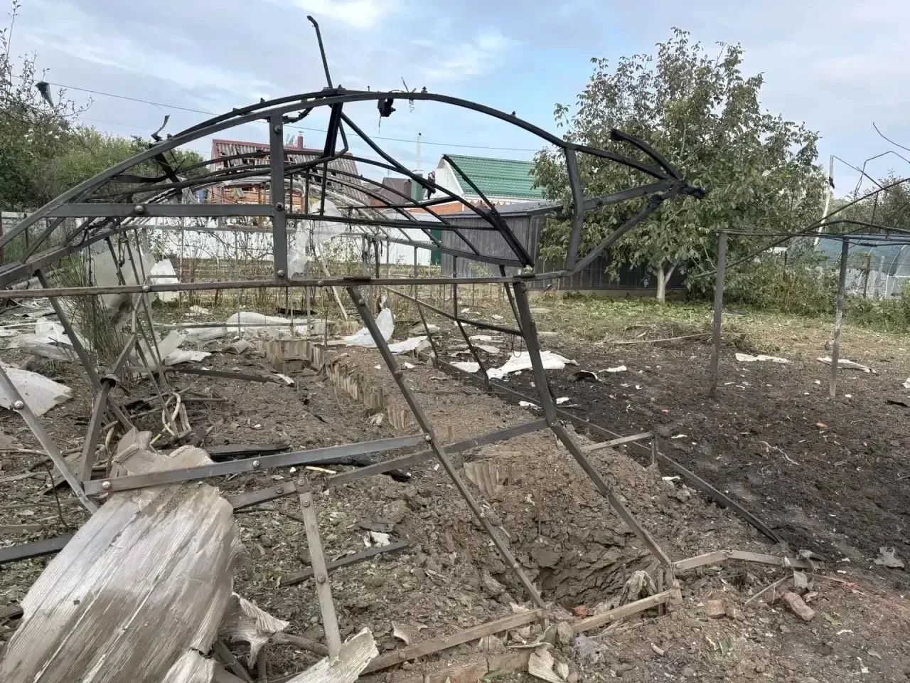 В ночь с пятницы на субботу в результате бомбежки пострадал дом моей бабушки и дедушки ...