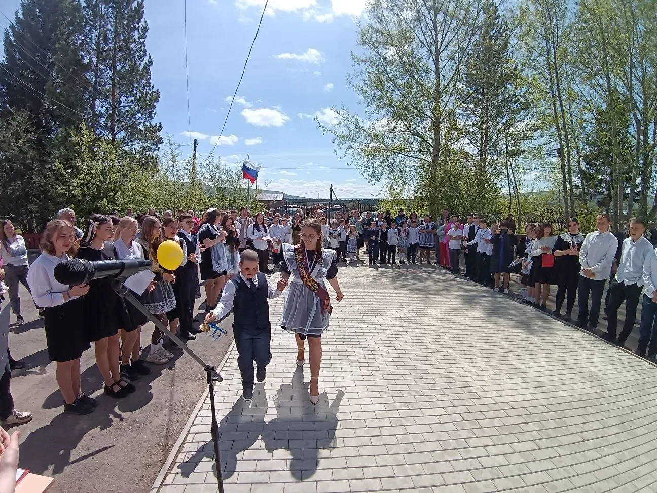 Перевернута ещё одна страница: в нашей школе прозвучал Последний звонок — 2026! 🔔✨Вот ...