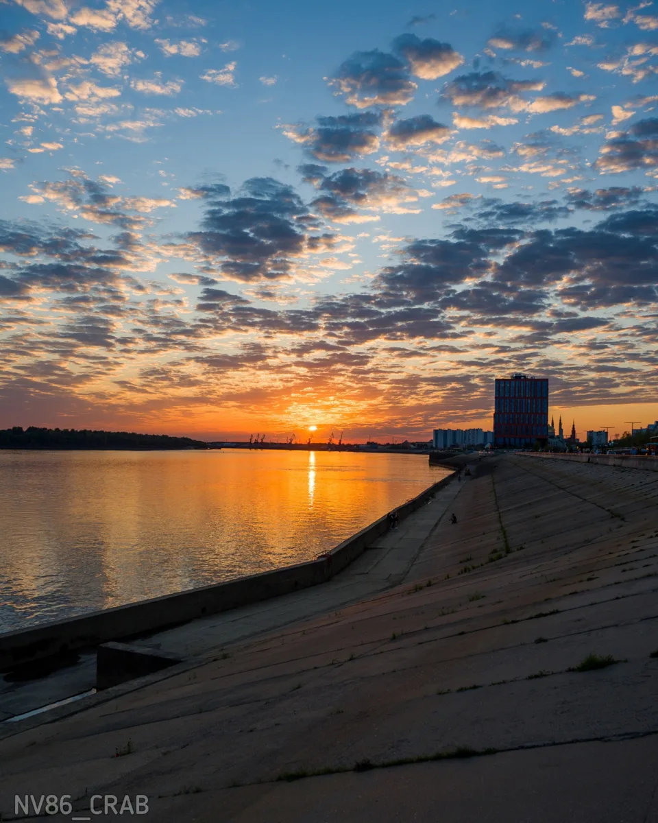 Солнце садится, небо пылает — и даже обычный городской кадр вдруг становится чем‑то осо...