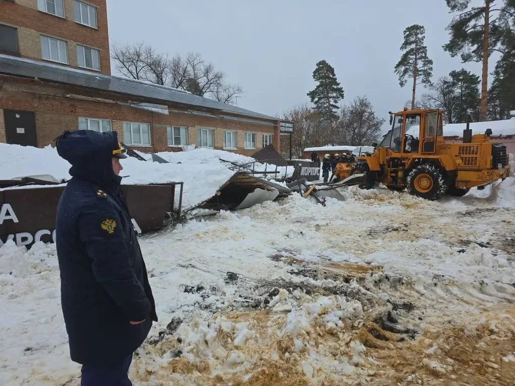 ❗ Обрушился входной козырек городской больницы города Котовск.  Предварительно установлено, что сего