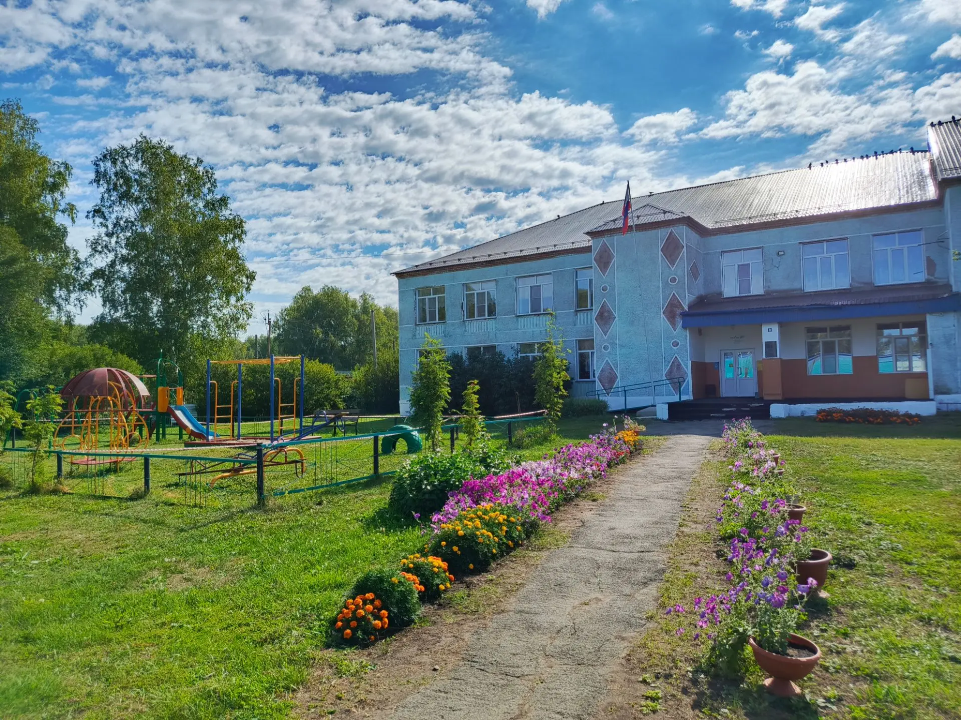 🌞Лето на пришкольном участке прошло с пользой и принесло хороший урожай. В течение кан...