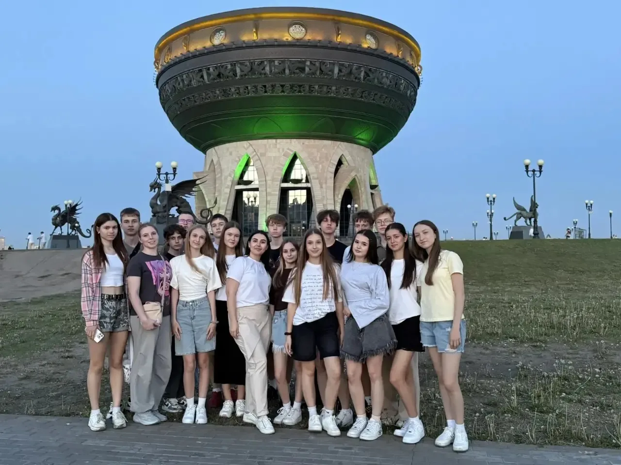 Путешествие в сердце Татарстана: 8«Б» покоряет Казань! 🧳🚉🗺️  22–23 мая наш дружный 8«Б» класс соверш