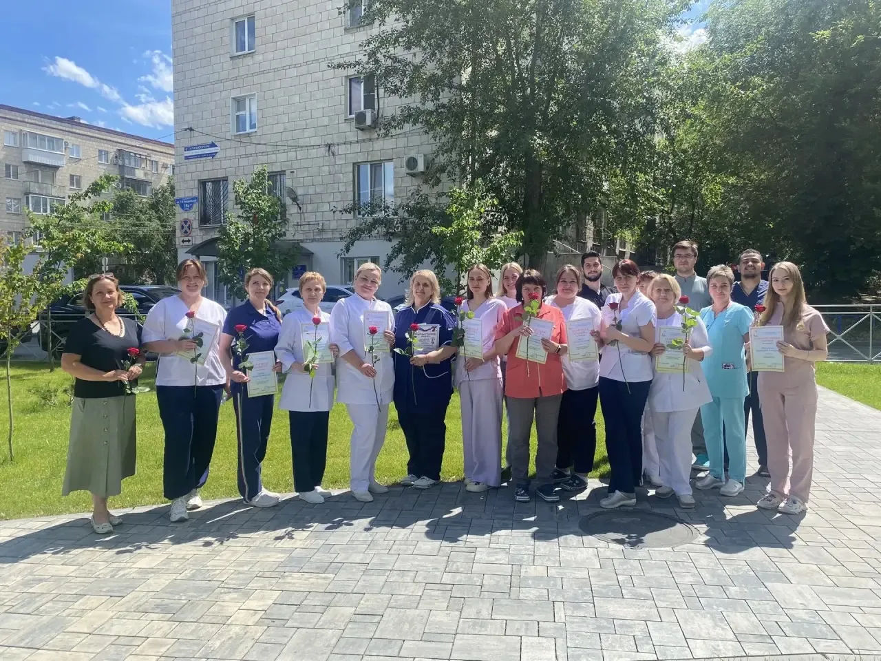 🎉 Поздравляем коллег с Днём медицинского работника! 👨‍⚕️👩‍⚕️

Этот праздник по праву считается од