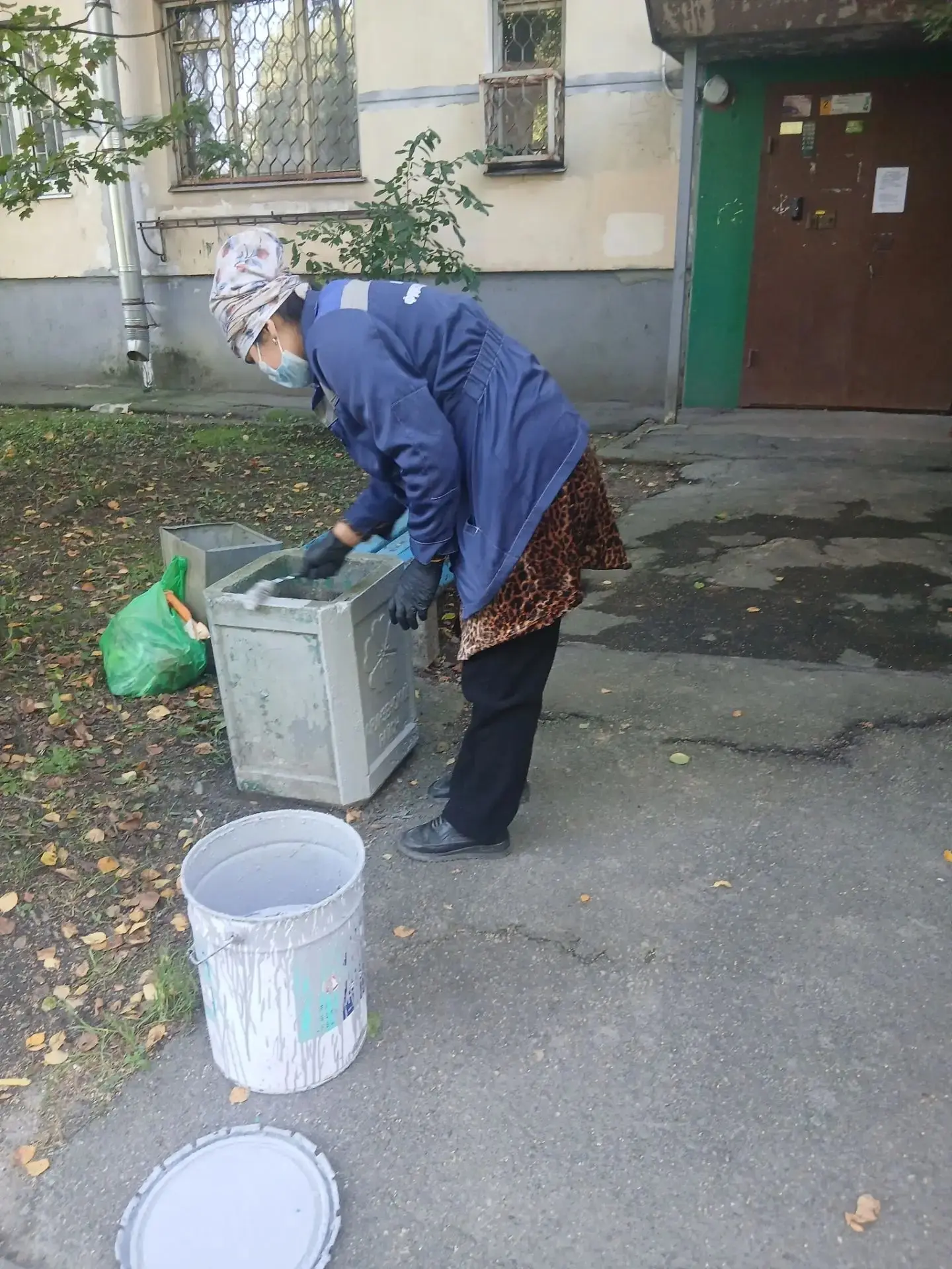 Урна, которая не дождалась точных бросков, дождалась косметолога 😅