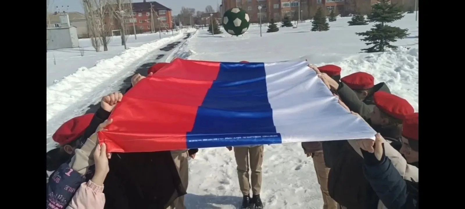 🇷🇺 Флаг единства Ученики 5«А» и 5«В» юнармейского классов МБОУ СОШ №4 присоединились к патриотическо