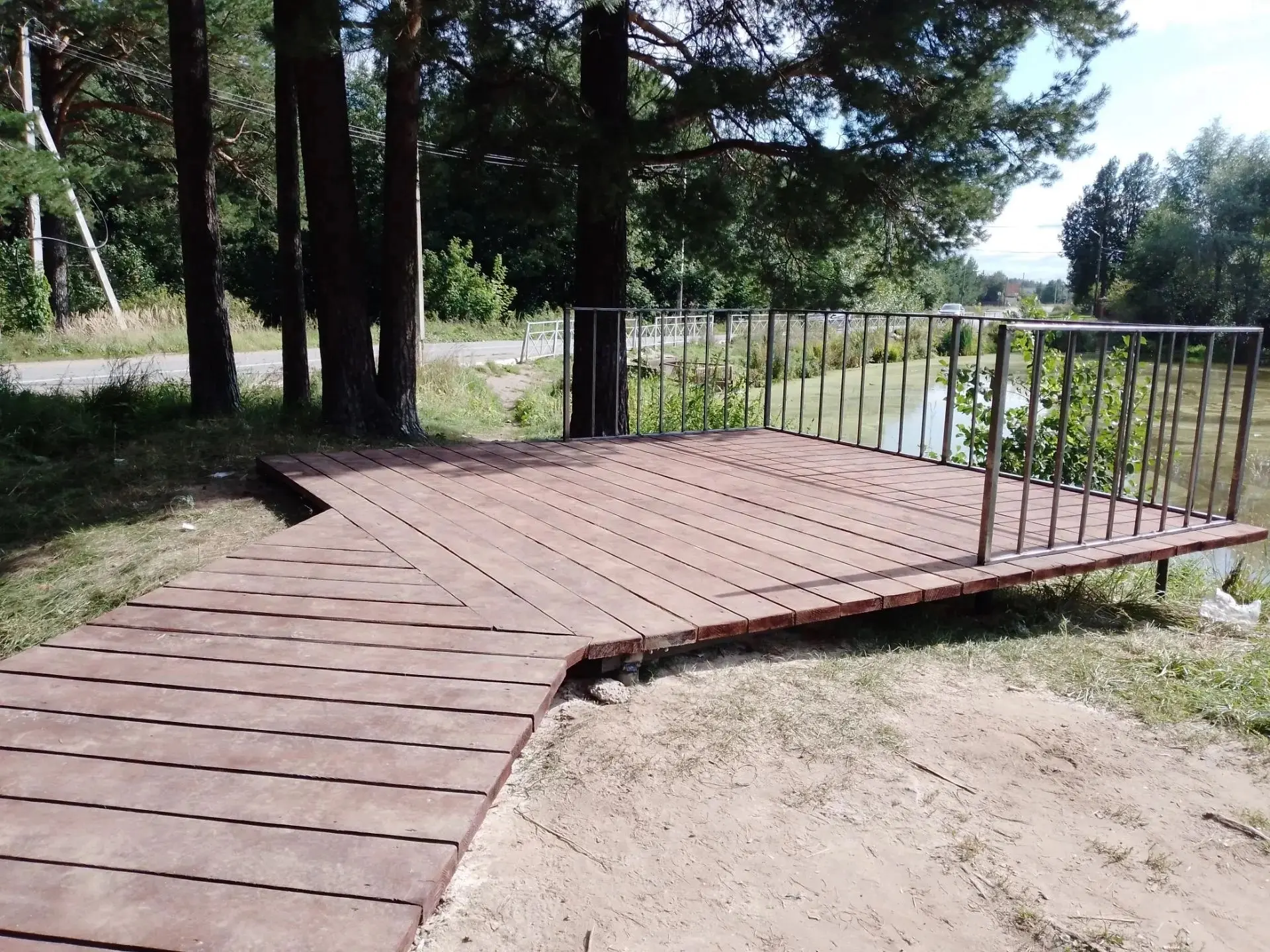 📍В Заринском микрорайоне продолжаются работы по благоустройству места отдыха у пруда.