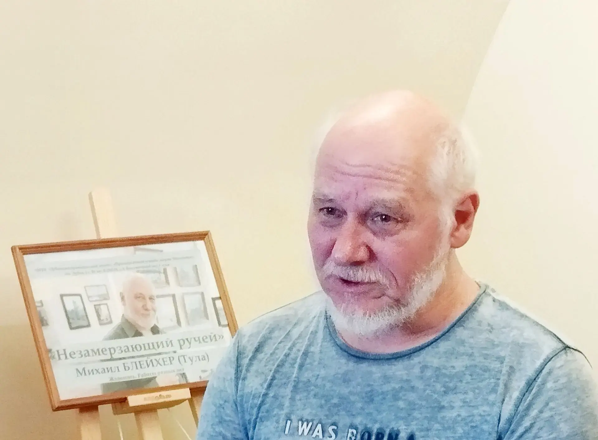 Один из смысловых центров выставки – картина «Портал», двери недействующего храма в сел...