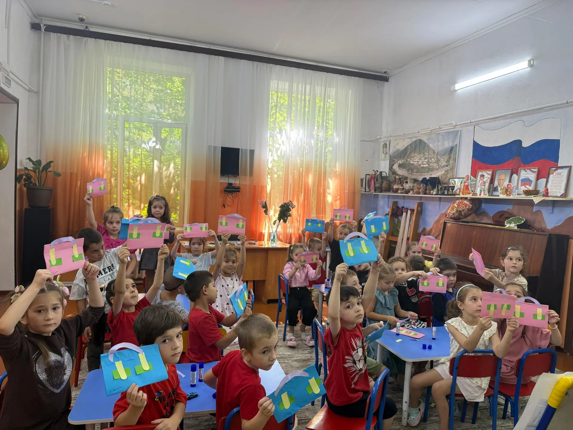 Художественно-эстетическое в развитие(Аппликация) в старшей группе, на тему"Школьные пр...