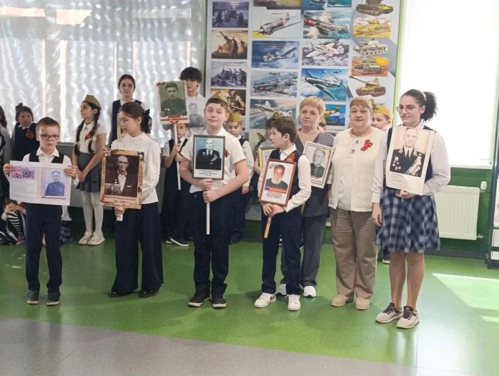 В преддверии 9 Мая в нашей школе прошла акция «Бессмертный полк», посвящённая празднованию Дня Побед