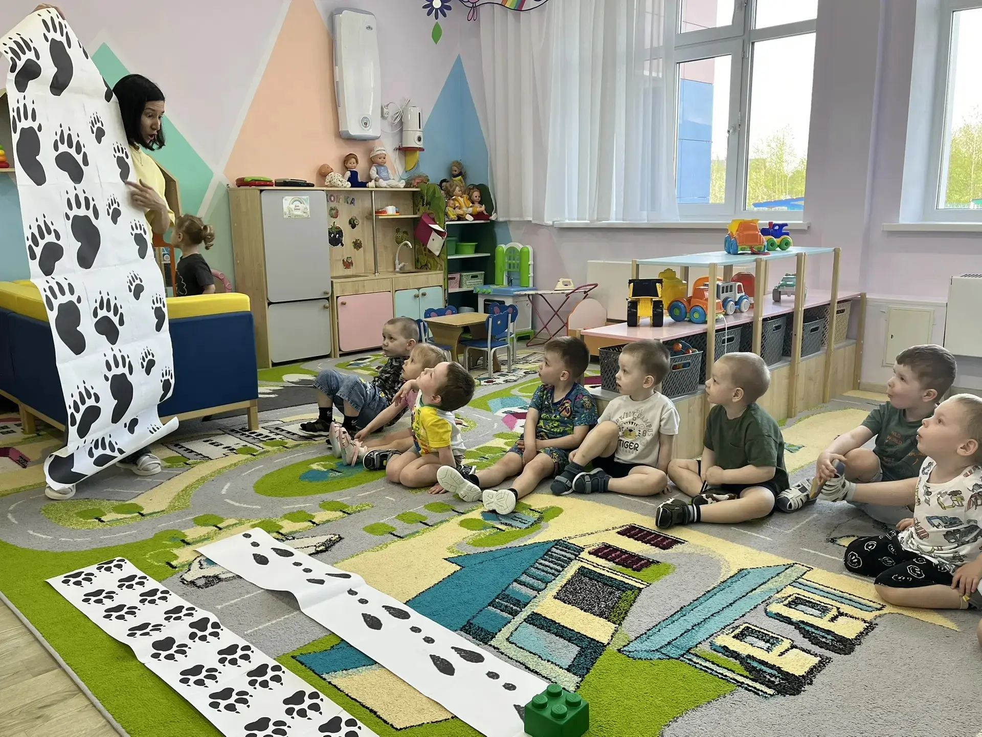 На этой неделе ребята группы «Капельки» отправились в путешествие по следам удивительны...