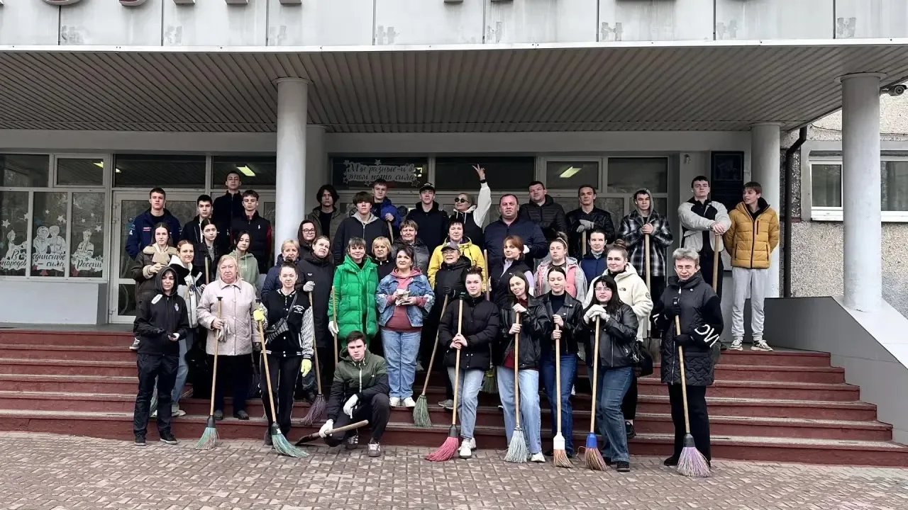 Субботник в школе: Вместе делаем мир чище! 🧹Сегодня наша школа преобразилась благодаря дружной работ