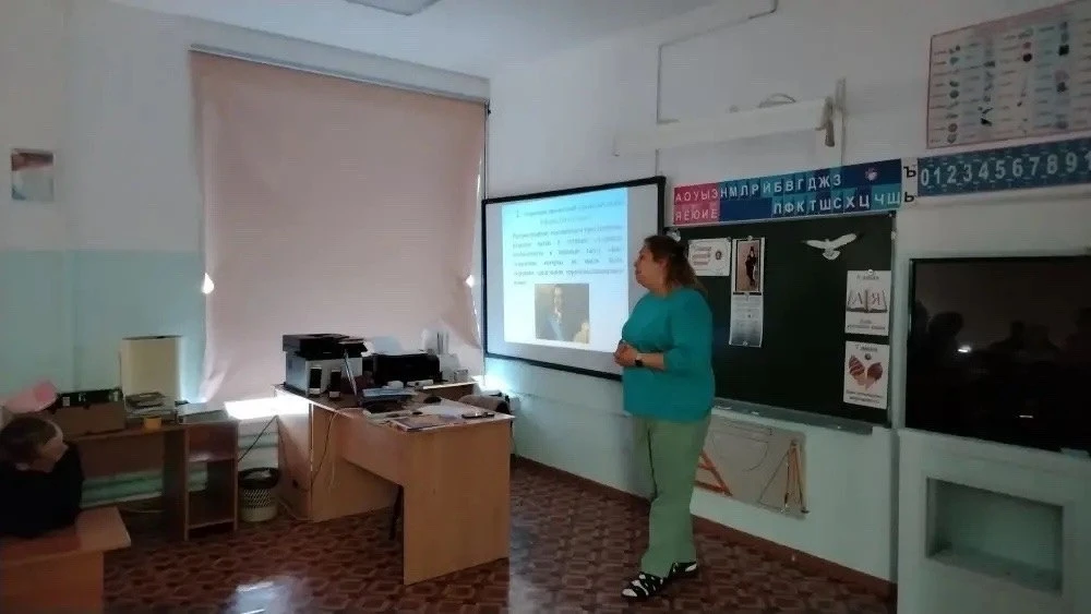 🗣️🎉 Мы отметили «День русского языка» в нашем этнокультурном лагере с большой беседой! Ребята обсу