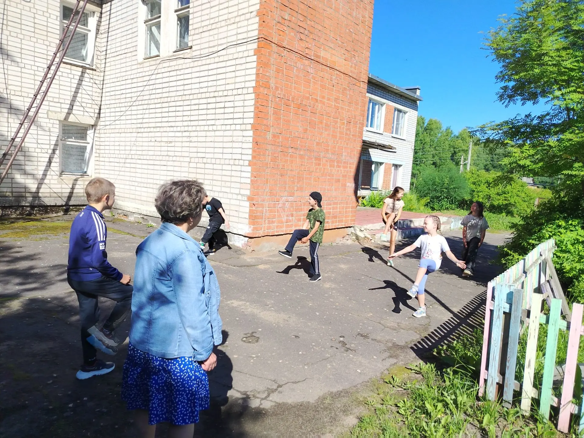 День в школьном лагере выдался насыщенным и гармоничным. Мы постарались совместить полезное с приятн