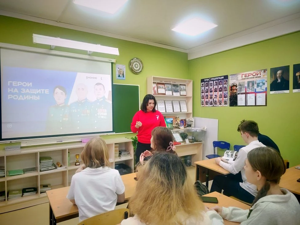 Герои на защите Родины: Урок мужества в Марковской школе 🇷🇺✨  В Марковской школе №1 в рамках совмест
