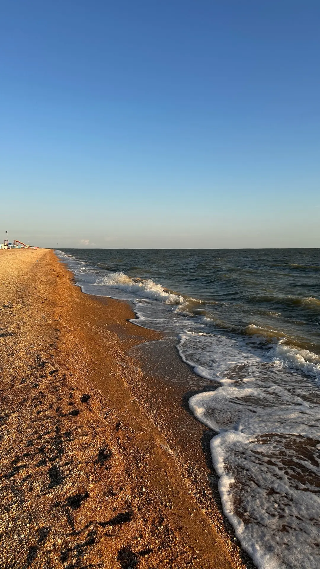 🐚На море всё без изменений. Вода теплая, солнце яркое, погода прекрасная.