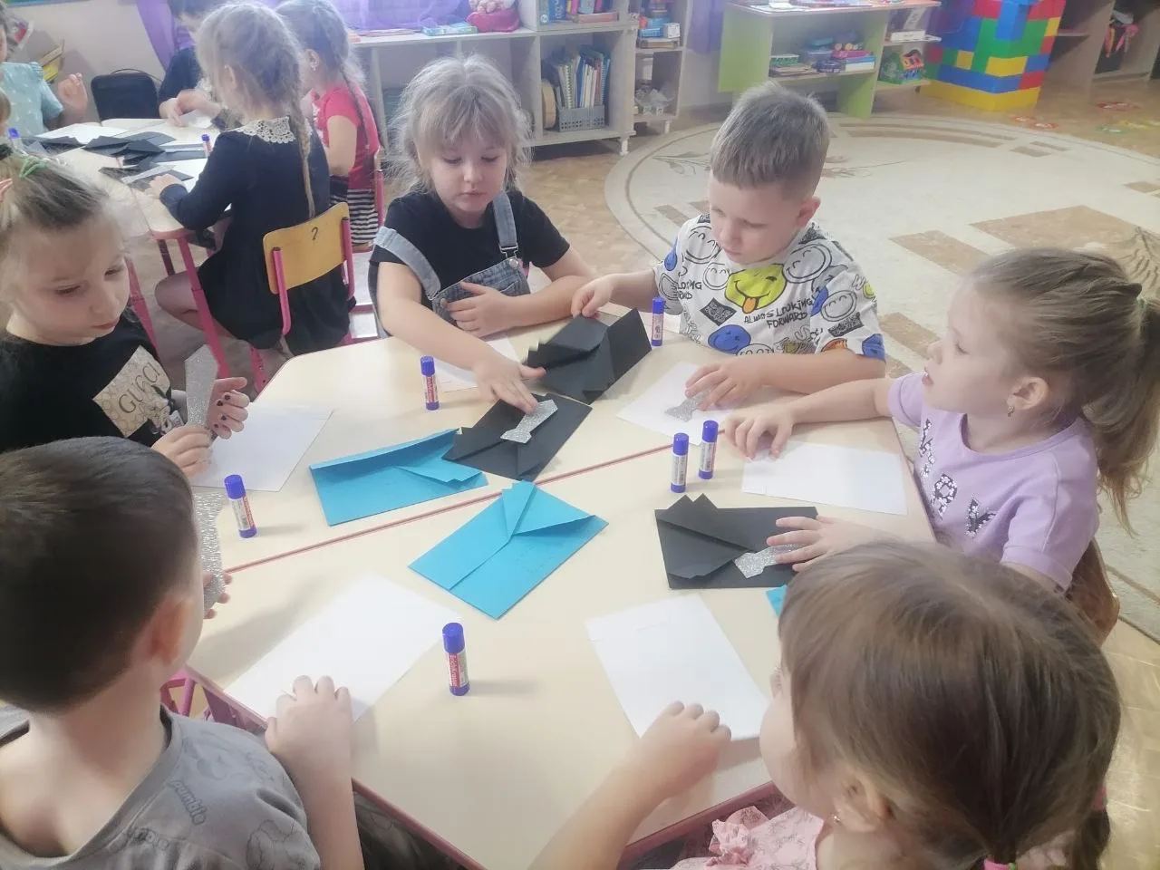 В гостях у  ребят подготовительной группы  «Радуга»  был библиотекарь, которая рассказа...