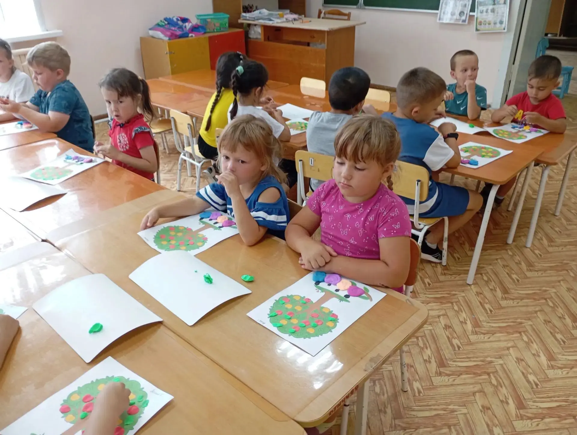 В старшей группе детского сада прошло увлекательное коллективное занятие по художественному творчест