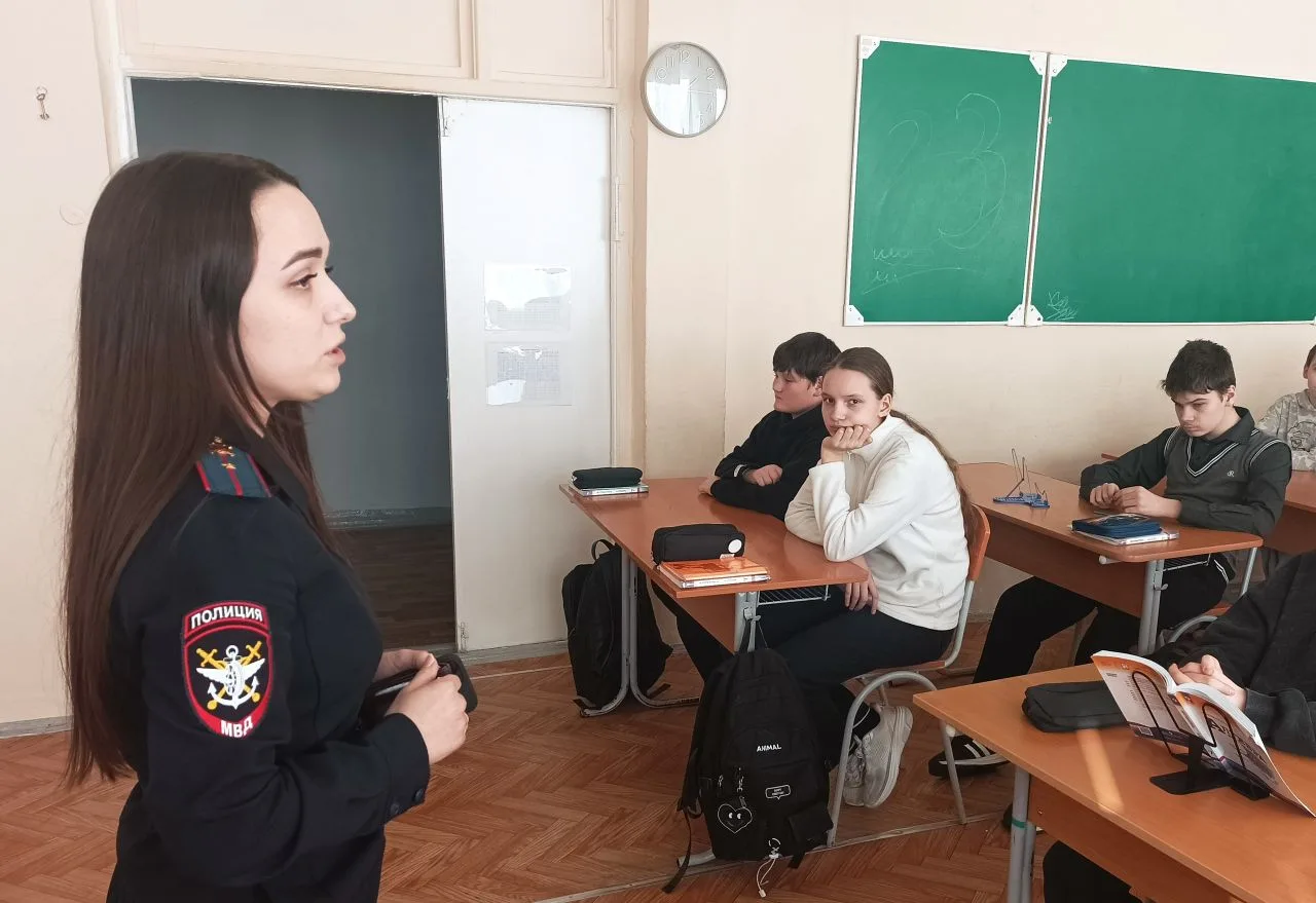 19 февраля состоялись профилактические беседы с обучающимися МАОУ СШ № 93. Тематика бесед - дорожная