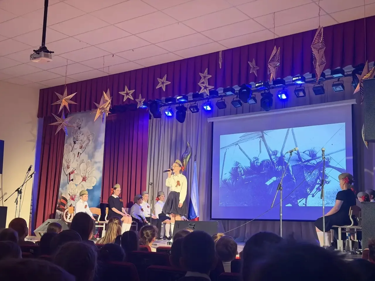 🎭Учащиеся 3, 4, 5 и 6 «В» классов стали зрителями уникального спектакля «О войне», который подготови
