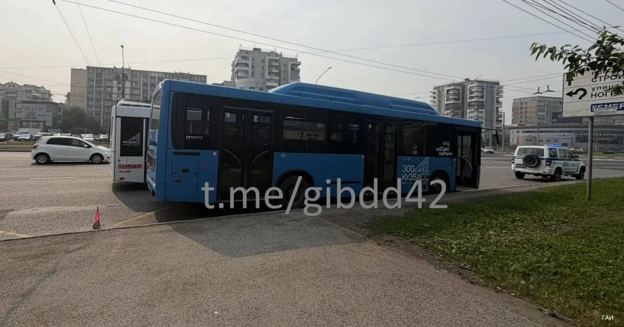 🚨 В Новокузнецке пенсионерка получила травмы после резкого торможения автобуса