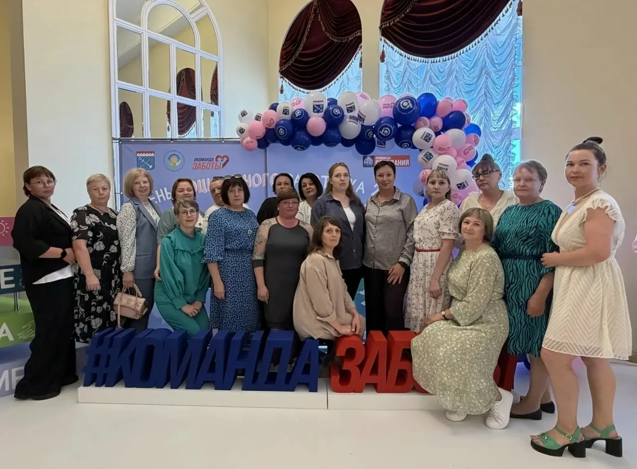 ❤Мы – соцработники. И труд наш – 
Большой ответственности ноша. 
Ведь иногда это так трудно – 
Быть 