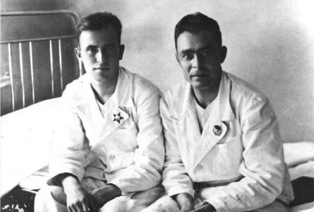 Леонид Ильич Брежнев с сослуживцем в госпитале после ранения, 1943 год.

Сделано в СССР - подписатьс