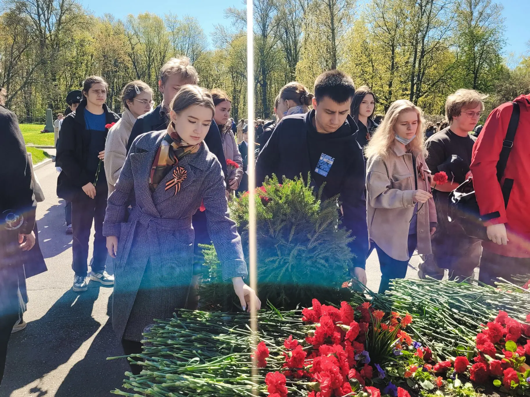⚘️ 8 мая студенты факультета химии под руководством заместителя декана по учебной работ...