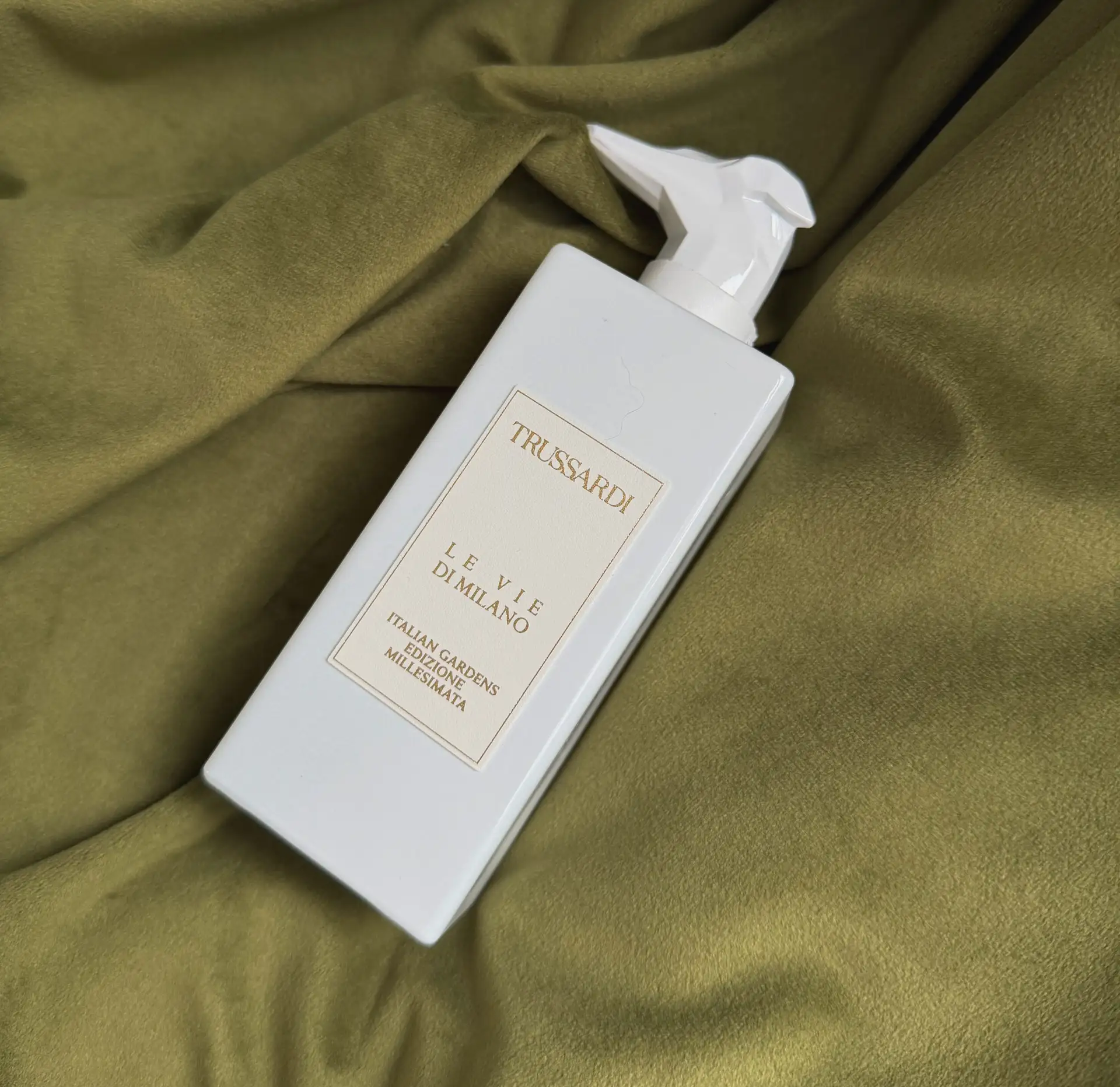 Как и обещала, новинка Trussardi, которая заслуживает отдельного поста 💚 напомню,что я очень неравн