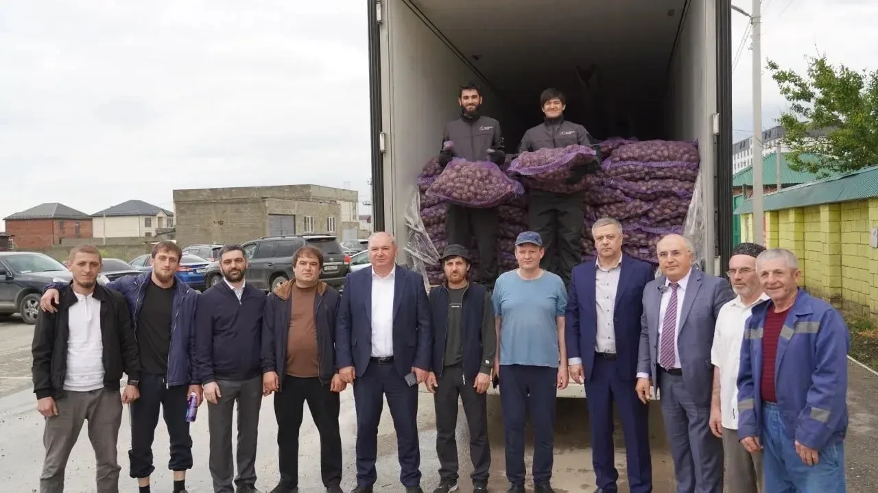 «Братская помощь»: семенной картофель из Брянской области получили жители села Кахаброс...