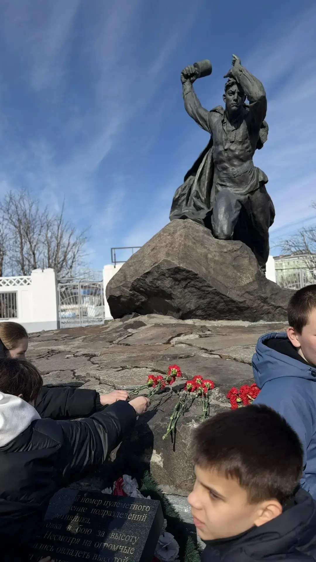 💐 В рамках Всероссийской акции «Цветы солдату» ученики 6 «В» класса вместе с классным руководителем 