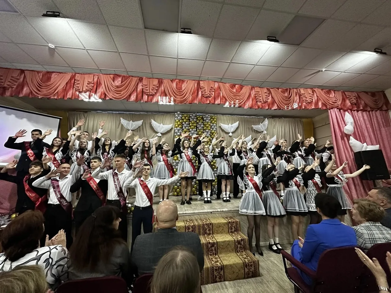 Последний звонок прозвенел в 11 классах. Праздник прощания с детством, символ окончания учебы, весел
