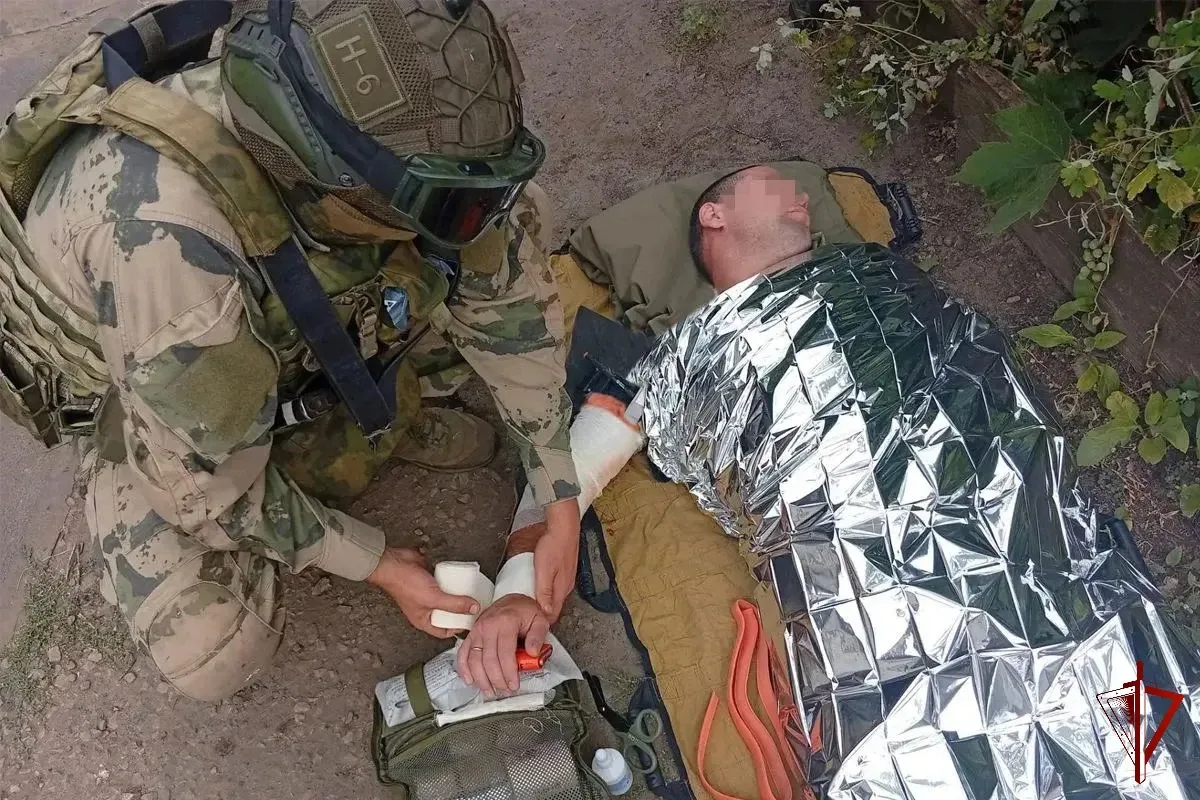 Военнослужащие Росгвардии оказали помощь пострадавшему после атаки ВСУ в ЛНР

🛡️ В одном из населён