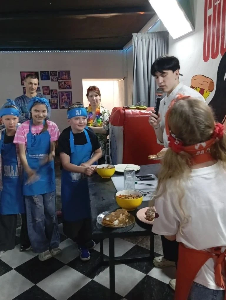 Весело и ярко завершили начальную школу обучающиеся 4А класса!  Наши школьники вместе с родителями и