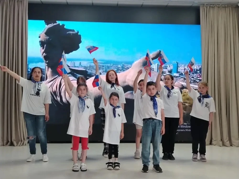 Хочу поделиться с вами, как прошёл  День России в нашем ЛОУ «Радуга» ☀️🌈

С утра состоялась торжест