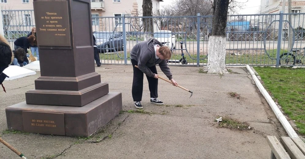 🤲ДЕНЬ ДОБРЫХ ДЕЛ💚  ✅В МАОУ СОШ 1 прошел традиционный весенний субботник. Волонтеры  школы объединили