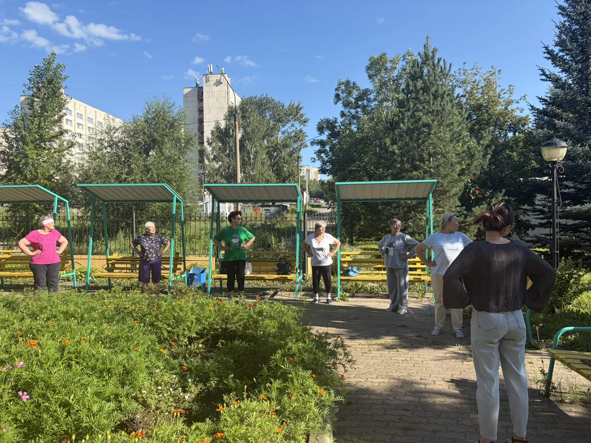 Утренняя зарядка в ЦАД: бодрость с пушистым напарником! 🎉