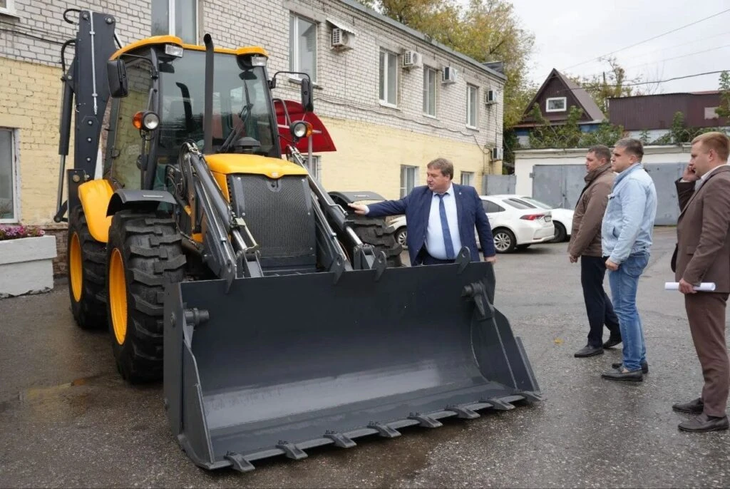 🚜 «Дорремстрой» получил два новых экскаватора-погрузчика