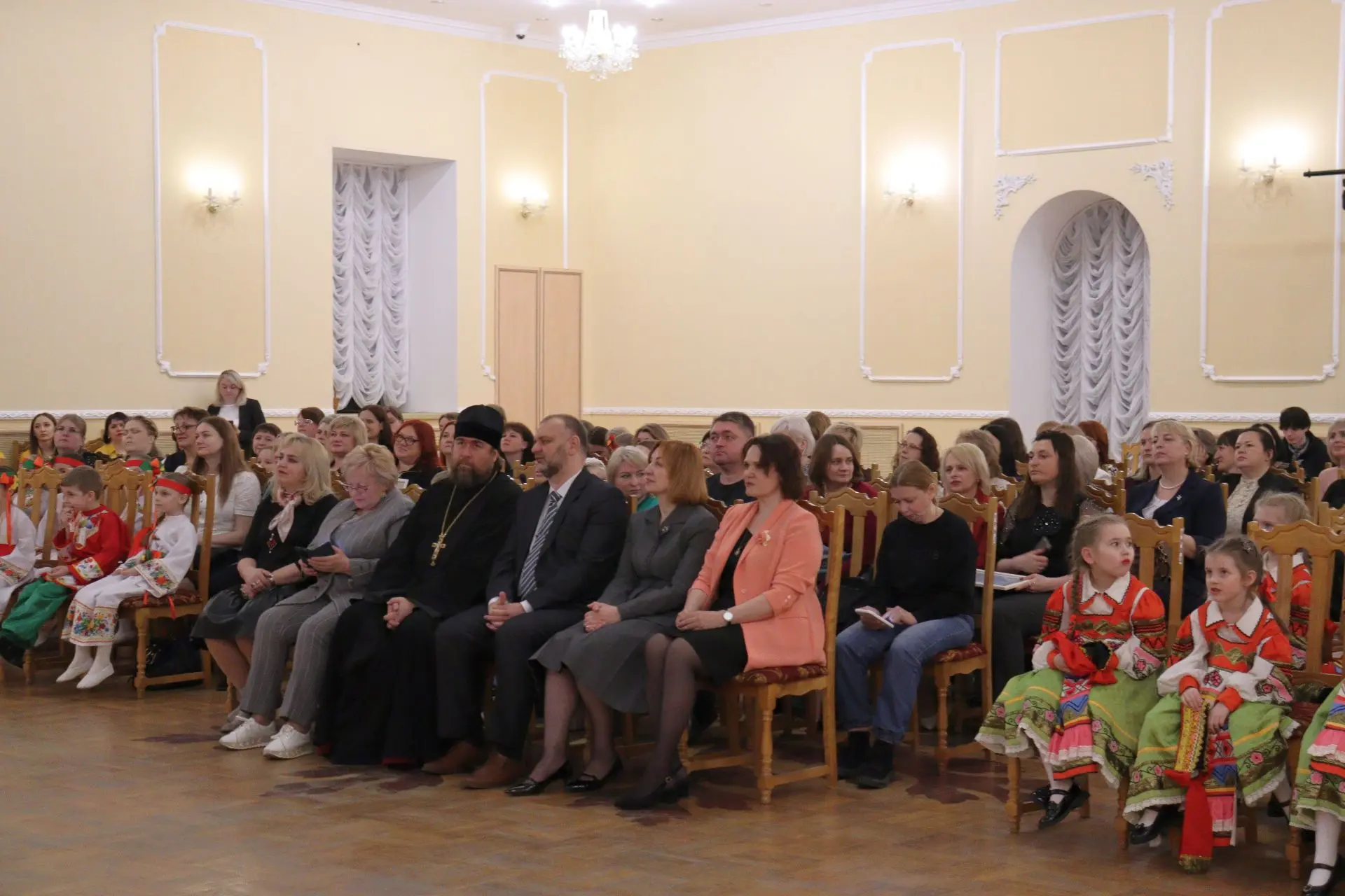 Участниками городского фестиваля  «Пасхальные лучики» стали более 250 педагогов и семей воспитаннико