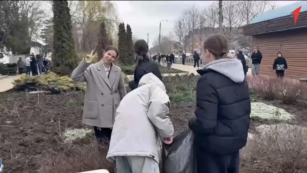 📢 Субботник в СОШ №1 прошел на «отлично»!  В пятницу дружно вышли на уборку: ученики, учителя, техпе